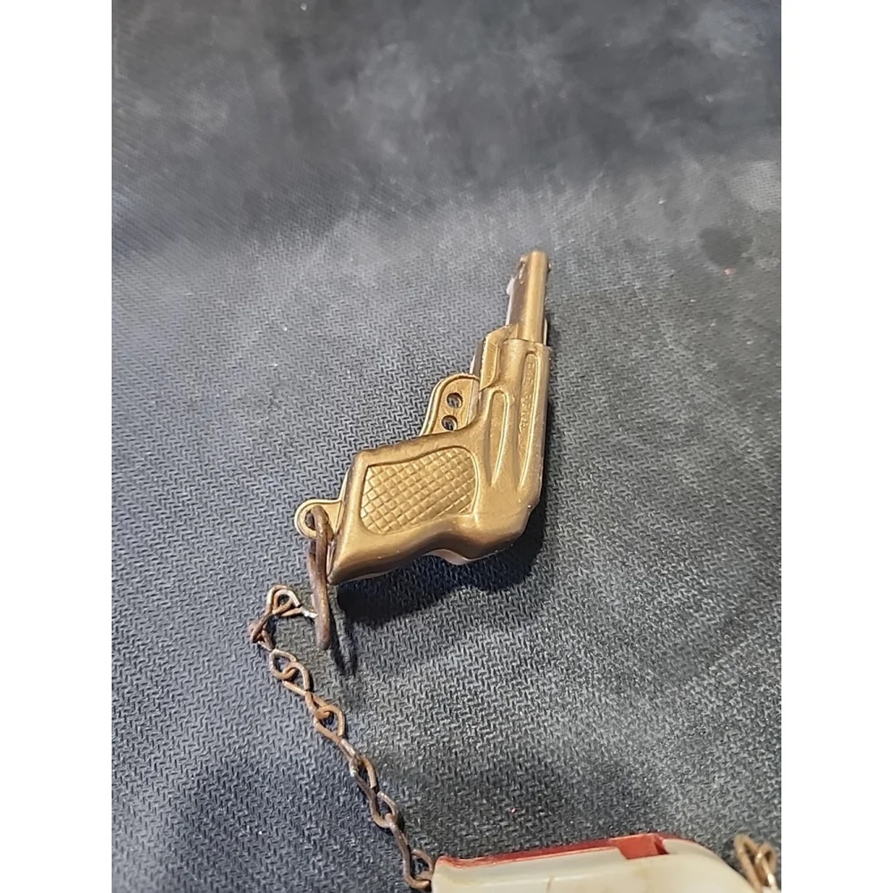 VINTAGE PISTOL SHAPE PLASTIC WHISTLE (MADE IN USA PAT PEND)